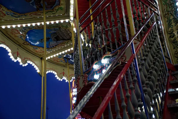 Karussell-Treppe mit bunten Lichtern, Festival-Freizeit. — Stockfoto