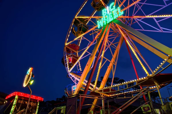 Kiev - Ucrania, Plaza Poshtova, 13.08.2018: Atracción de la noria iluminada con luces de colores en movimiento — Foto de Stock