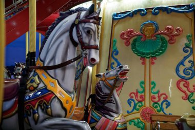 Atlıkarınca at ve renkli ışıklar, festival eğlence ile.