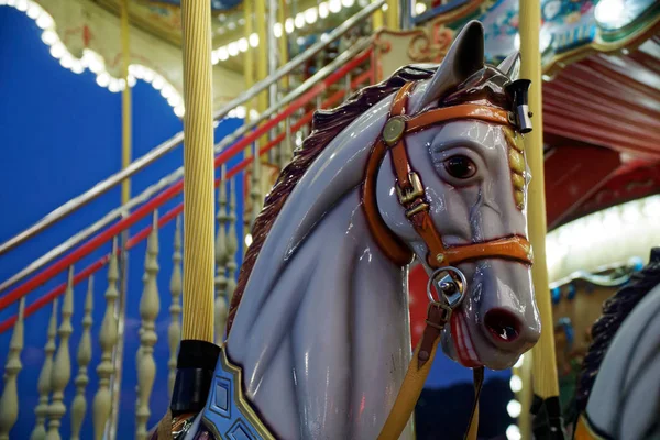 Karussell mit Pferd und bunten Lichtern, Festival-Freizeit. — Stockfoto