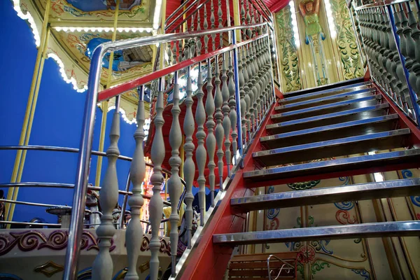 Karussell-Treppe mit bunten Lichtern, Festival-Freizeit. — Stockfoto