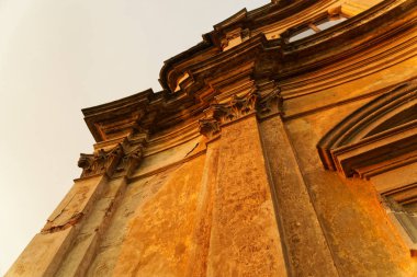 Eski Gotik tarzı vintage cephe bina.