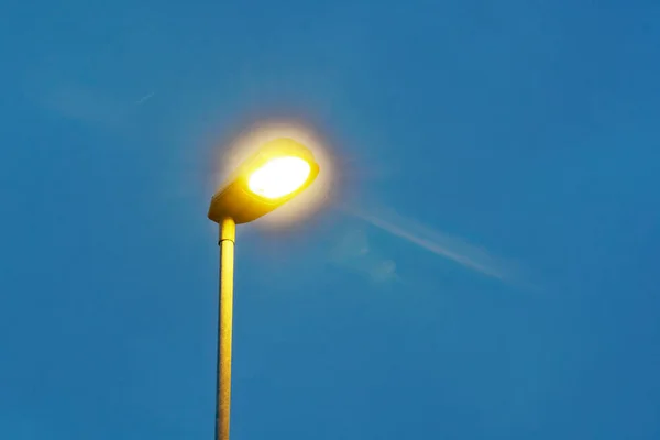 Utcai lámpa fény üres járda estét — Stock Fotó