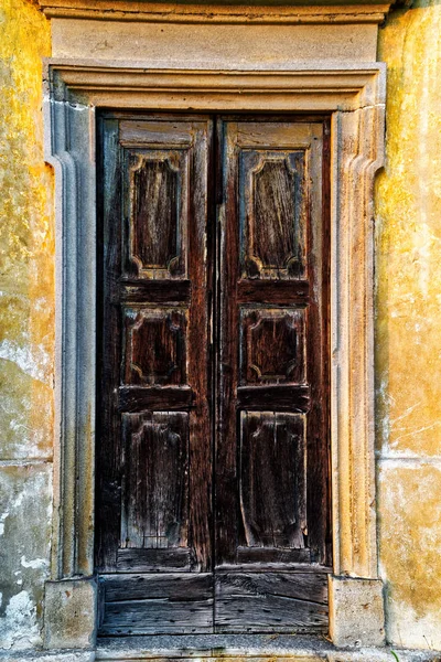 古い木製ヴィンテージ ドア、イタリア文化. — ストック写真
