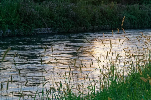 Vista do rio, pôr do sol sobre as montanhas, superfície da água com reflexão . — Fotografia de Stock