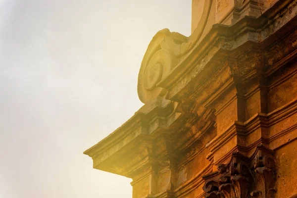 太陽光線光ヴィンテージ ファサードのゴシック様式の古い建物. — ストック写真