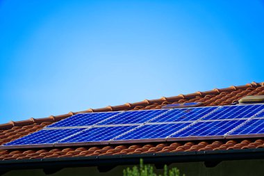 Alternatif elektrik çatısında güneş panelleri.