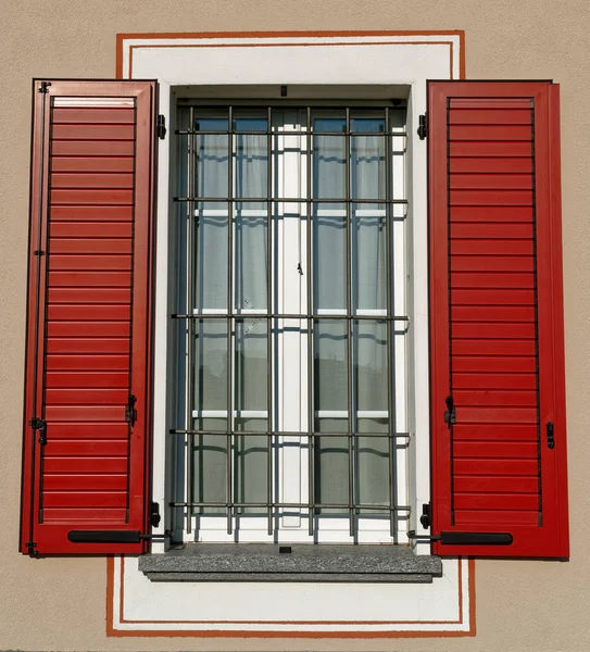 붉은 창 셔터와 함께 이탈리아 스타일 창. — 스톡 사진
