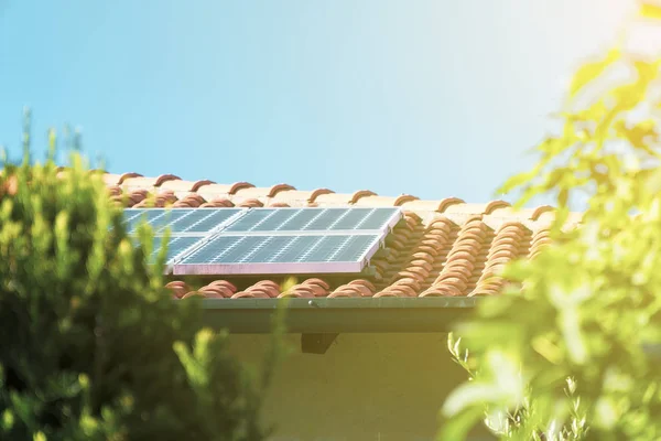 Alternatif elektrik çatısında güneş panelleri.