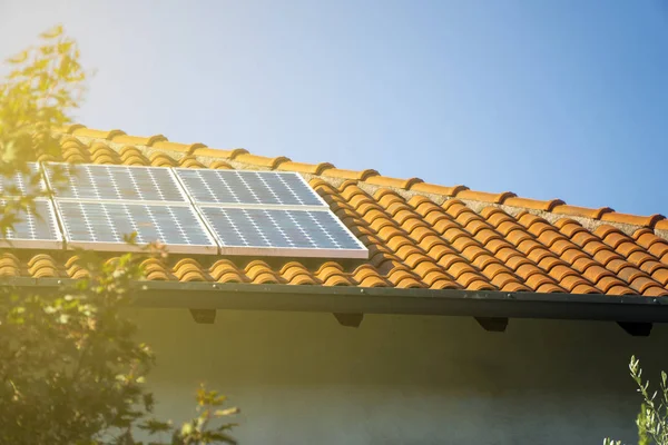 Alternatif elektrik çatısında güneş panelleri.