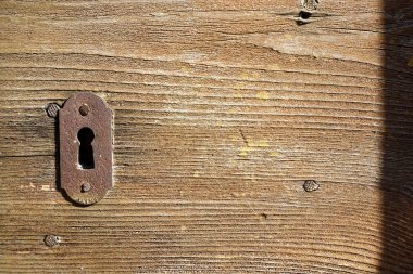 Rustik kapı kolu ve anahtar deliği eski ahşap kapı, Vintage tarzı.