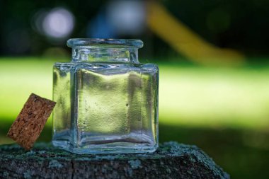 Kavanoz, ufuk arka plan şeffaf küçük şişe