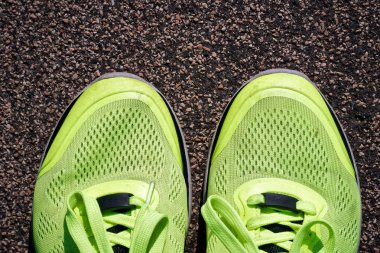 Kopya alanı asfalt zemin üzerine eski yeşil kirli spor ayakkabı