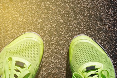 Kopya alanı asfalt zemin üzerine eski yeşil kirli spor ayakkabı