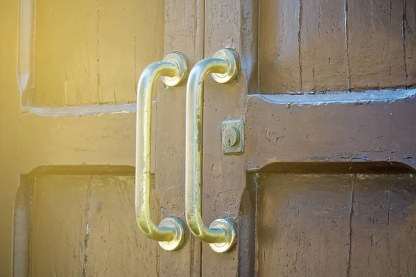Porta antiga - alça na porta de entrada de madeira velha — Fotografia de Stock