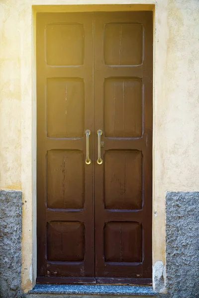 古い木製ヴィンテージ表面、イタリア文化、茶色のヴィンテージ色のドア — ストック写真