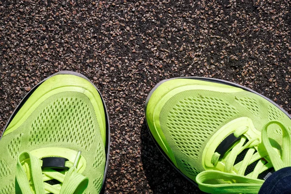 旧绿色肮脏的运动鞋在沥青背景与拷贝空间 — 图库照片