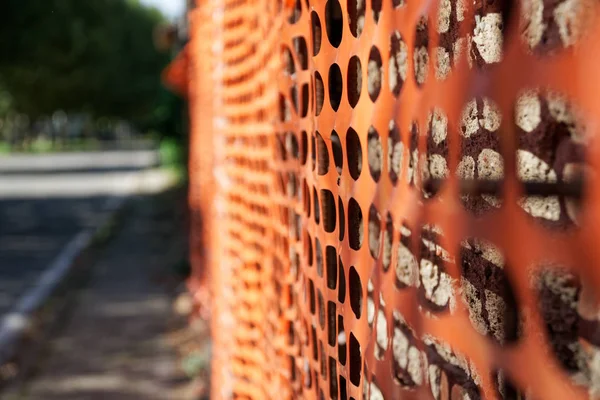 Clôture de sécurité de construction, filet orange autour du chantier — Photo