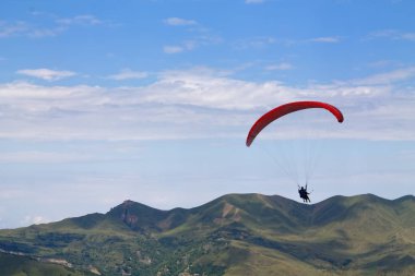 Parasailing, dağların üzerinden uçan Skydiving dağ. paraşüt aşırı spor