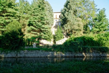 Milano, İtalya - Eylül, 27, 2018: Terk edilmiş eski Villa ormandaki, hayalet korku kavramı ile ev