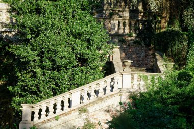 Milano, İtalya - Eylül, 27, 2018: Terk edilmiş eski Villa ormandaki, hayalet korku kavramı ile ev