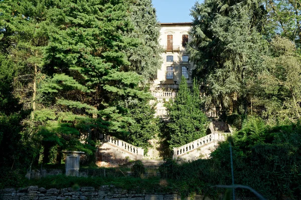 Milano, Italia - 27 de septiembre de 2018: Villa antigua abandonada en el bosque, casa con concepto de terror fantasma —  Fotos de Stock