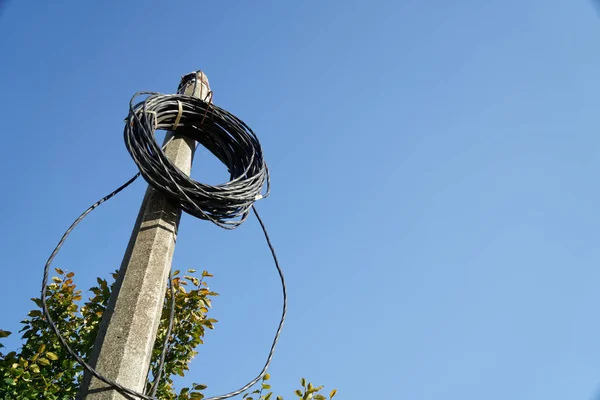 Elektrische draden gerold op post, binden kabel — Stockfoto