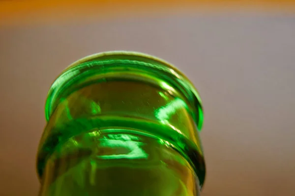Cuello de botella en color verde, primer plano vacío Botella —  Fotos de Stock