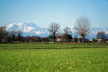 Dağ görüş Landskape ve yeşil alan, açık mavi gökyüzü