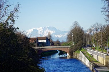 Arkasında, yumuşak odak dağlardan akan doğal su kaynağı olan su kanalı