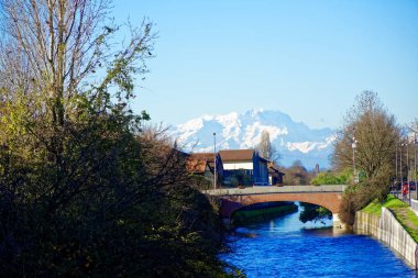 Arkasında, yumuşak odak dağlardan akan doğal su kaynağı olan su kanalı