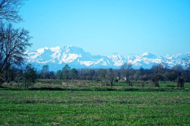 Dağ görüş Landskape ve yeşil alan, açık mavi gökyüzü