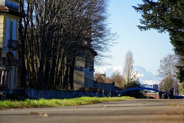 Mediolan, Włochy, 12.12.2018: ścieżka joggingu do ćwiczeń w parku plubbic, Park zielonego ogrodu i droga w Moring — Zdjęcie stockowe