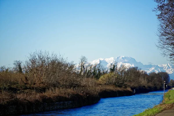 Water canal which is a source of natural water flowing from the mountains behind, Soft focus — Stock Photo, Image