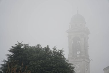 Katedral kilise çan kulesine sis, Gotik tarzı