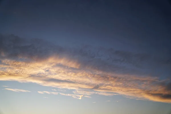 Ουρανός με τα σύννεφα και ήλιο στο χειμωνιάτικο ηλιοβασίλεμα — Φωτογραφία Αρχείου