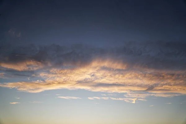 Hemel met wolken en zon op zonsondergang in de winter — Stockfoto