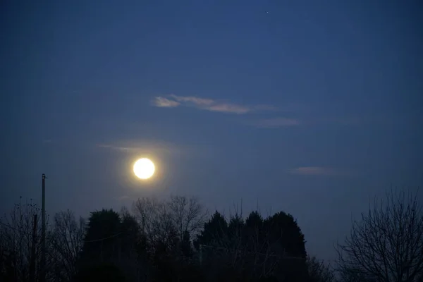 Σελήνη τη νύχτα και το μαύρο ουρανό — Φωτογραφία Αρχείου