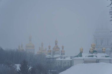 Kiev Pechersk Lavra kışın. Kiev mağaralar Manastırı. Ortodox Kiev'de karmaşık.