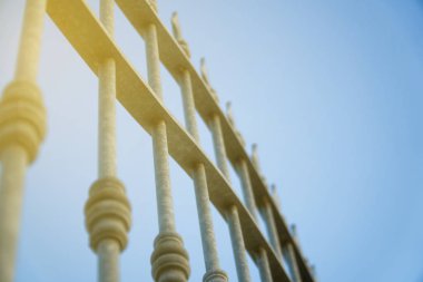 Dövülmüş demir çit süsü kapatmış..