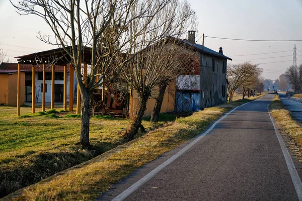 Fazenda fachada do pátio ao nascer do sol — Fotografia de Stock