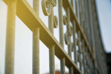 Dövülmüş demir çit süsü kapatmış..