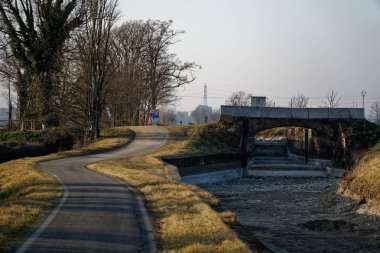 Kuru su kanalı yakınındaki boş çalışan yol.