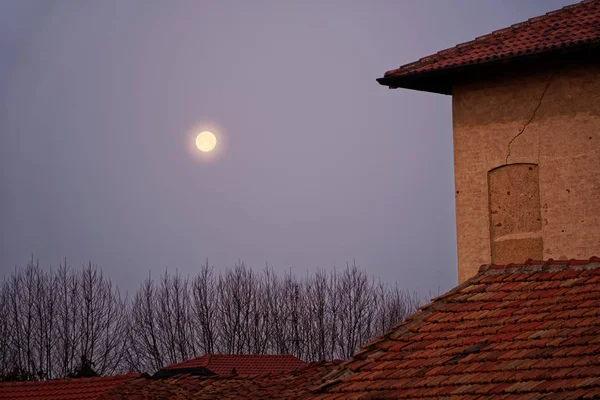 Månen på morgonen, gammal fullmåne. — Stockfoto