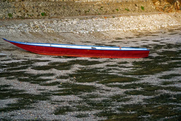 Flusstrockenheit, rotes Boot ohne Wasser aufgrund der globalen Erwärmung — Stockfoto