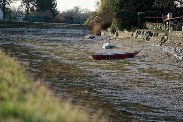 Sucha, řeka, člun bez vody kvůli globálnímu oteplování — Stock fotografie