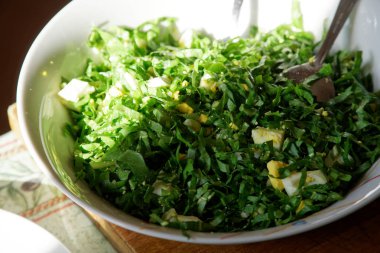 haşlanmış yumurta ve plaka üzerinde taze ıspanak salatası