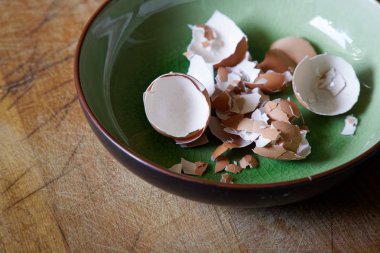 Yeşil plaka, kavram arka plan üzerinde yumurta kabuğu