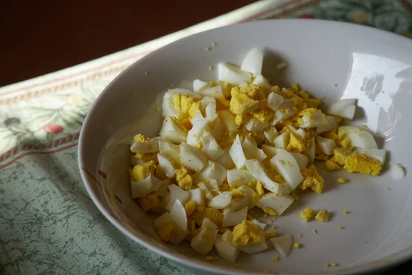 Huevo cortado finamente, huevos domésticos hervidos cortados por la mitad y también en rodajas — Foto de Stock