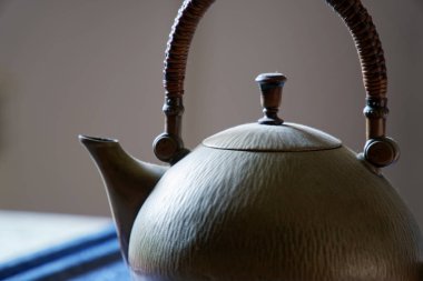 Tablo, yakın çekim resmin üzerinde eski antika pirinç demlik